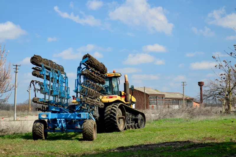 Сельскохозяйственный трактор в поле