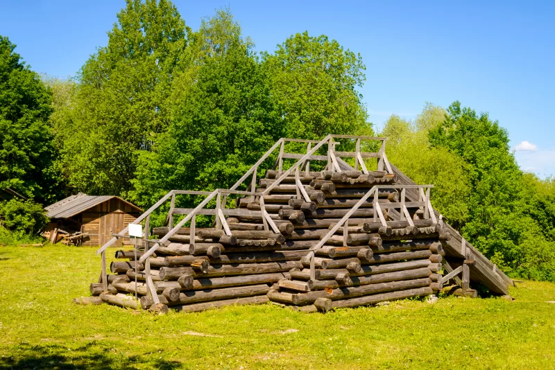 Старинная деревянная горка для катания в парке.
