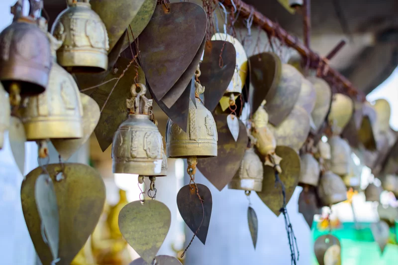 Беллы и сердца в буддийском храме