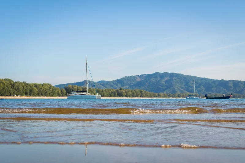 Яхта на пляже Банг-Тао, остров Пхукет