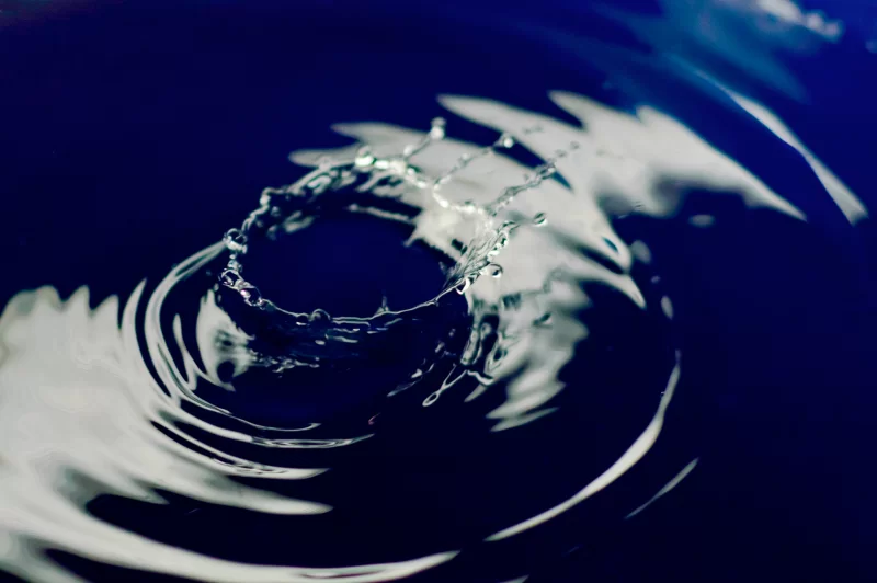 Красивый всплеск капли воды