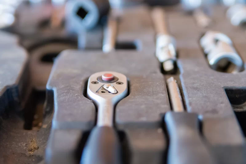 Инструменты: гаечный ключ в фокусе
