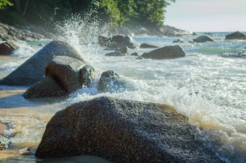 Разбивающиеся волны у скал