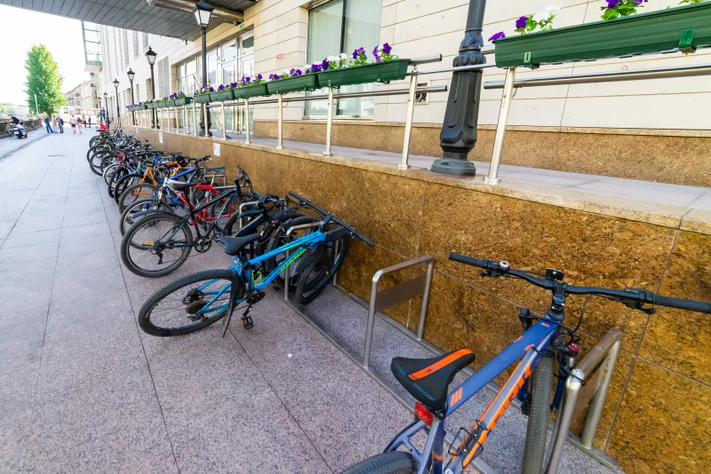 Припаркованные велосипеды на тротуаре