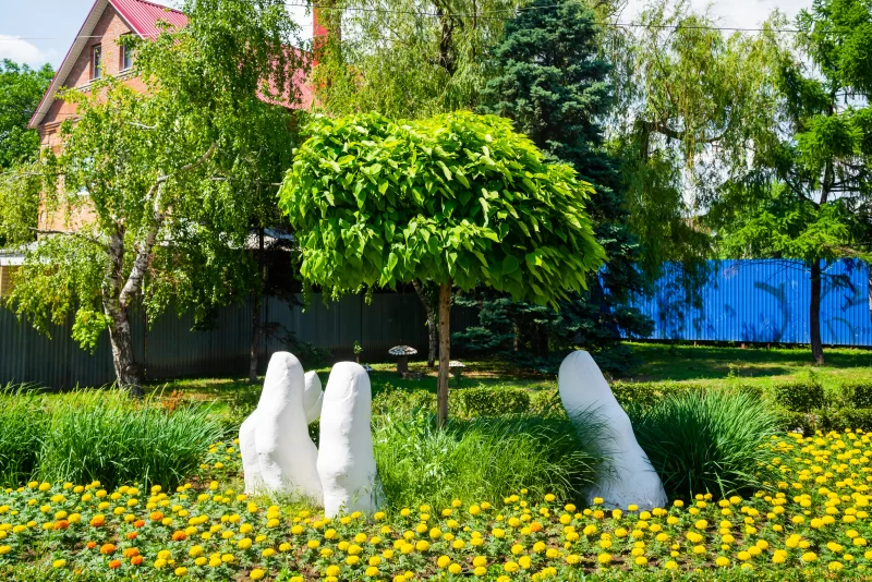 Скульптура «Рука жизни» в окружении цветов и зелени на проспекте Стачки, Ростов-на-Дону