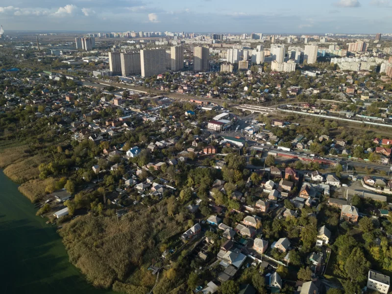 Вид на город с воздуха. Большие и маленькие дома в городе.