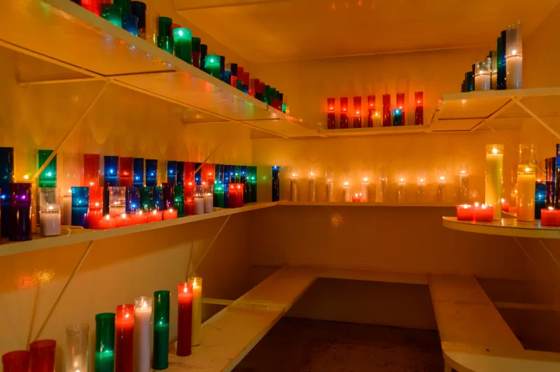 Цветные свечи в современной комнате