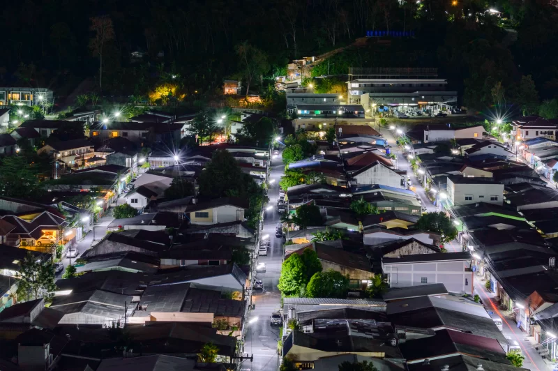 Ночной вид с высокого здания на освещённую деревню