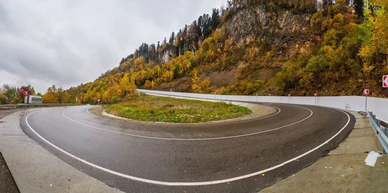 Горный серпантин осенью