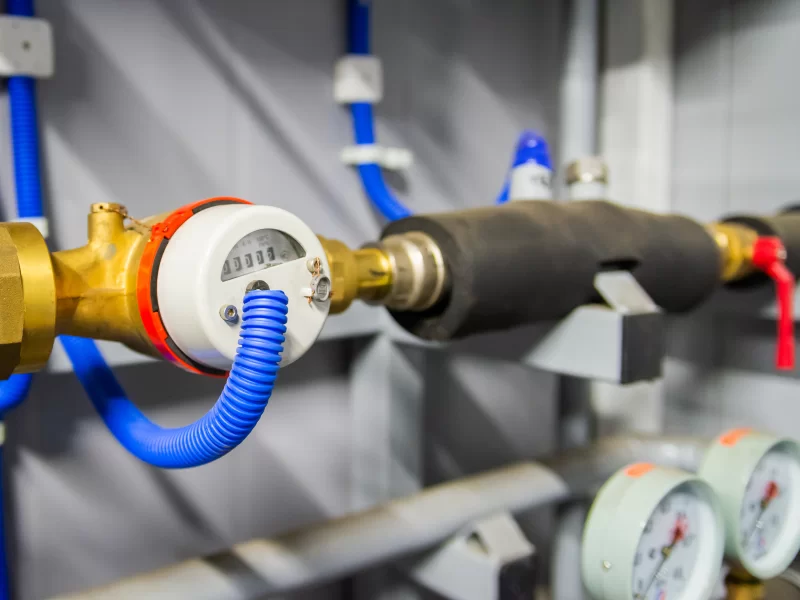 Счетчик воды в системе трубопроводов