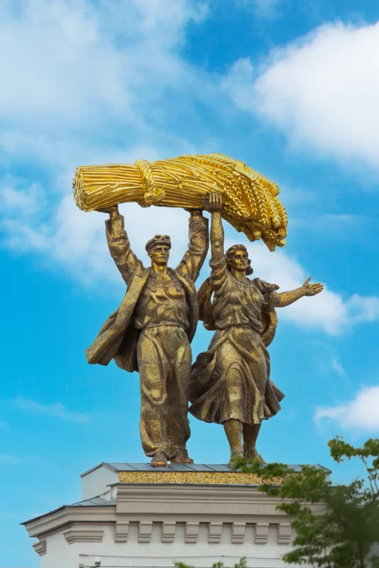 Памятник рабочему и кolkhoz-женщине