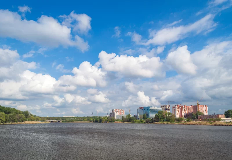 Высотные жилые дома у озера