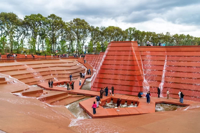 Современный фонтан и террасы с людьми