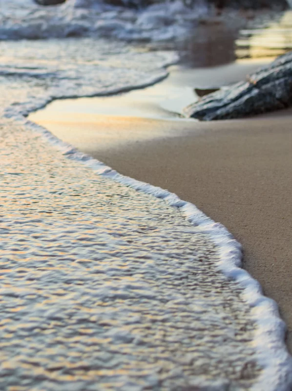 Закатные волны на песчаном пляже