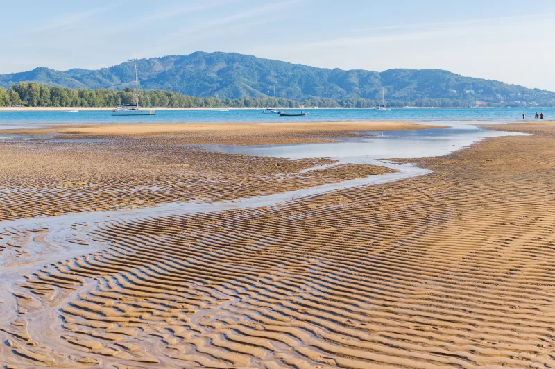 Паттерны на пляже Банг-Тао во время отлива