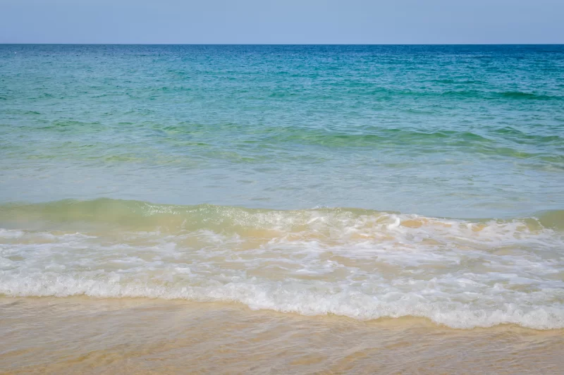 Мягкие волны на песчаном пляже