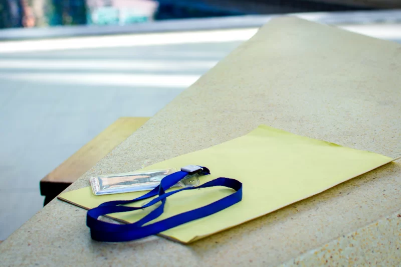 Рабочий стол с биркой и бумагами в современном офисе