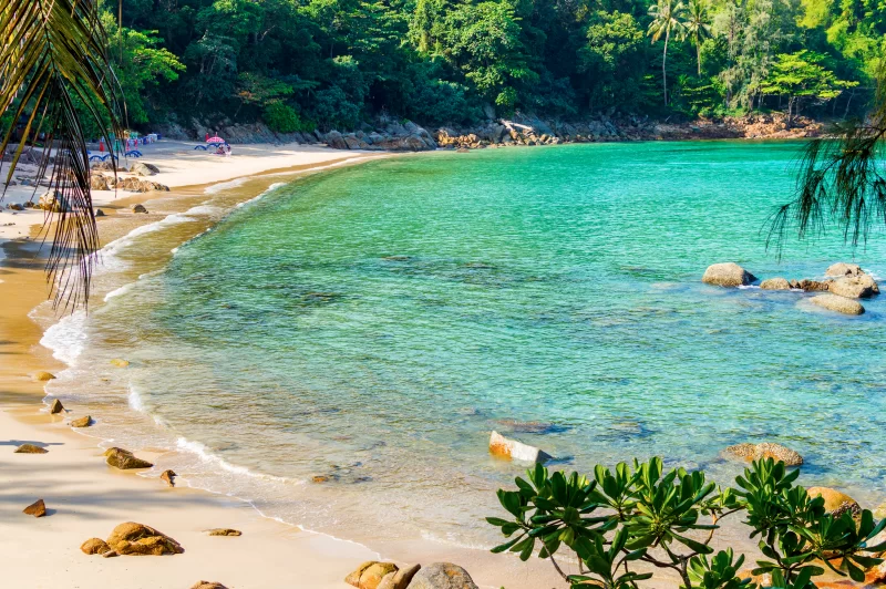 Мирный бирюзовый пляж на острове Фукет