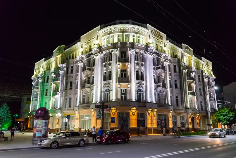 Здание Южного федерального университета в Ростове-на-Дону, освещенное ночью