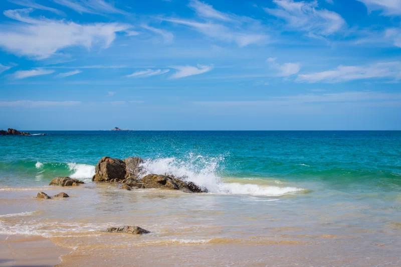 Волны океана бьются об скалистый берег