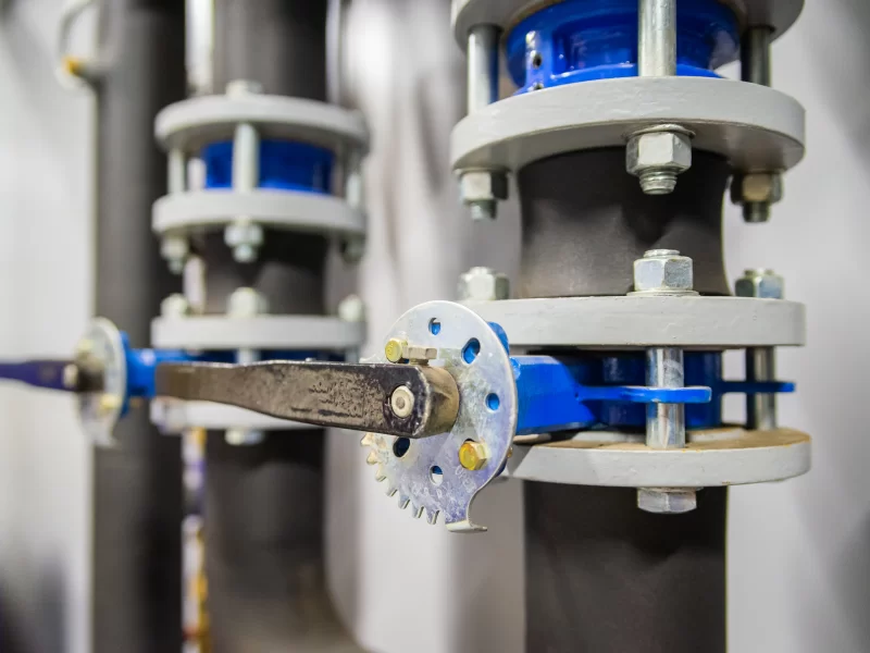 Промышленный трубопровод с запорной арматурой