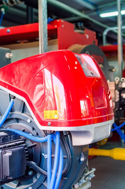 Современное промышленное оборудование: красный корпус с синими трубками