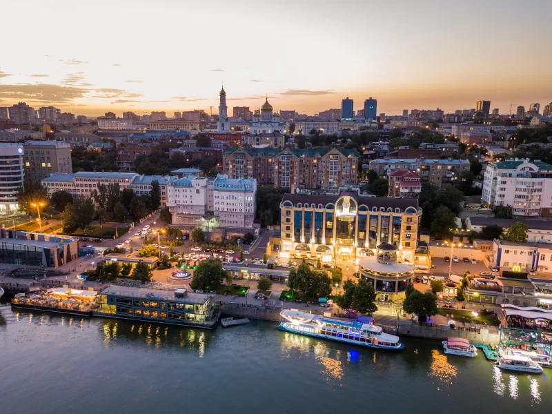 Вид с воздуха на набережную на закате