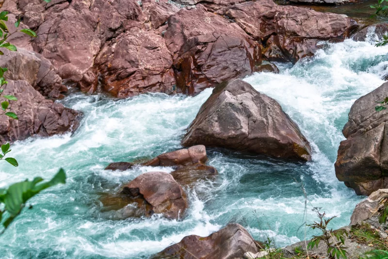 Бурные пороги реки в Адыгее