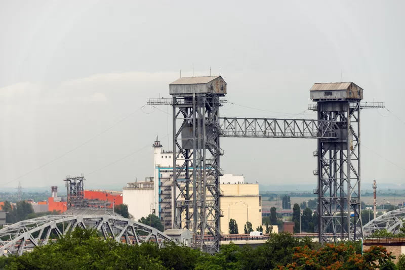 Металлические башни моста с городским фоном