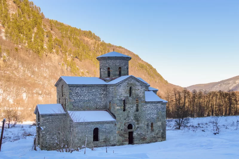 Древний храм в заснеженных горах: архитектурное наследие Кавказа