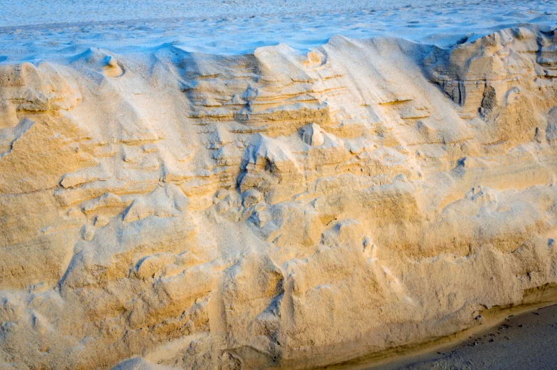 Разноцветные песчаные скалы на закате