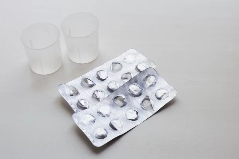 Пустые блистеры от таблеток и мерные стаканчики