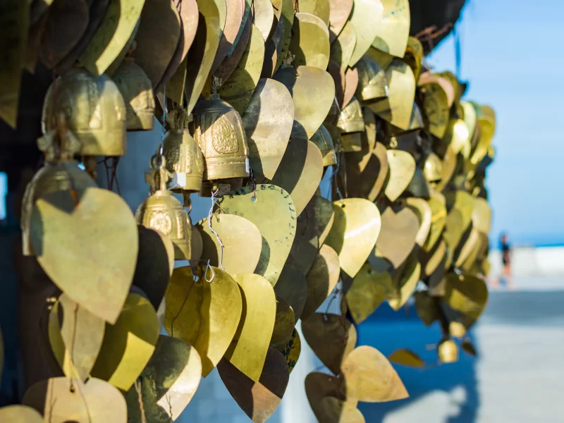 Золотые колокольчики и сердечки на фоне моря