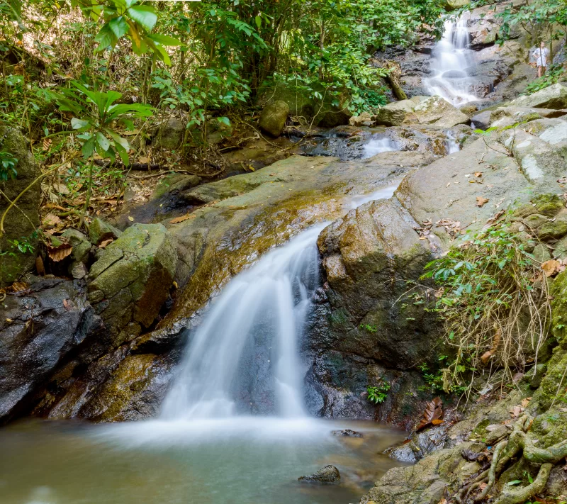Кату Водопад на острове Фукет в Таиланде