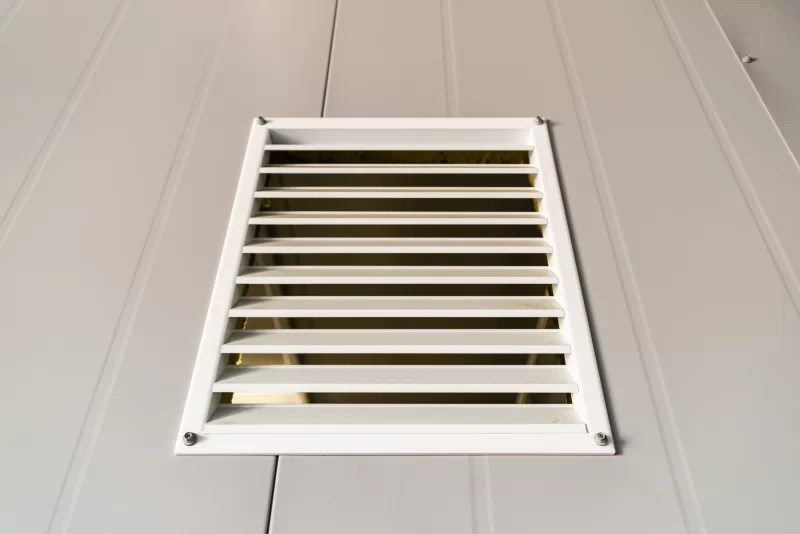 Вентиляционная решетка на серой стене