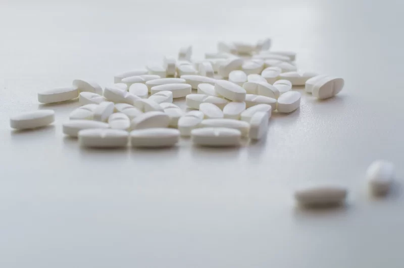 Белые таблетки на белом фоне