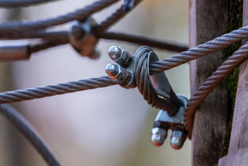 Крупный план стальных тросов и креплений