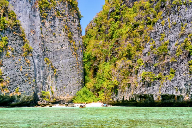 Тропический залив, окруженный известняковыми скалами