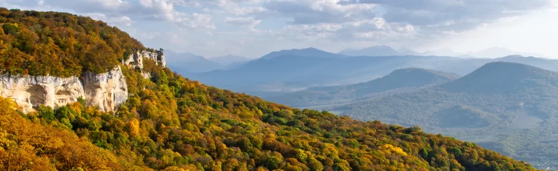 Осень в горах Адыгеи с яркими листьями и скальными уступами