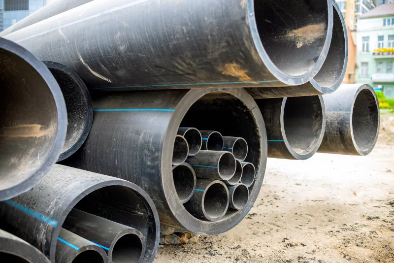 Пластиковые трубы на стройплощадке