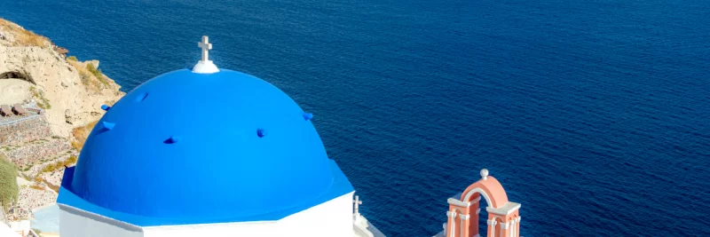 Синий купол церкви на острове Санторини