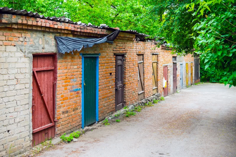 Цветные двери сараев вдоль деревенской тропы