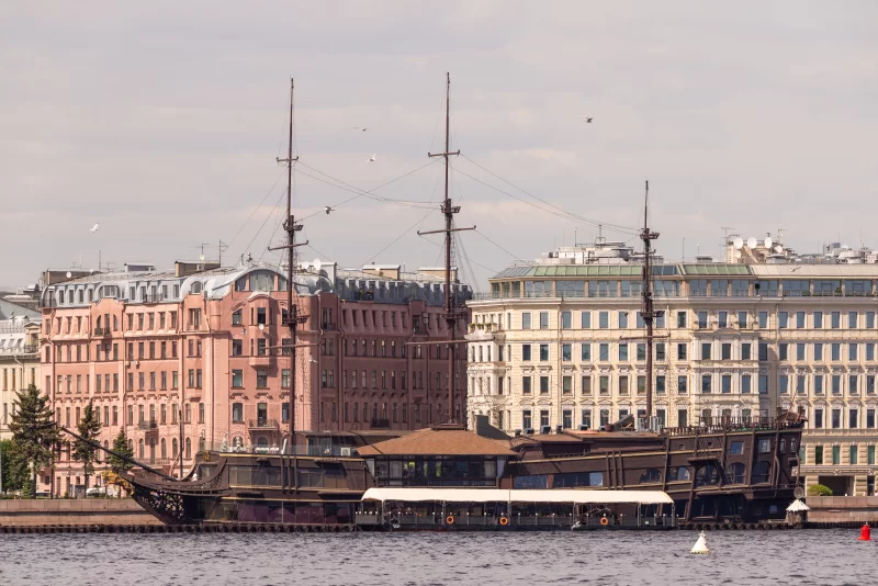 Исторический корабль у набережной Санкт-Петербурга