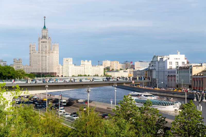 Вид на Москву-реку с Котельническим берегом и отелем Украина
