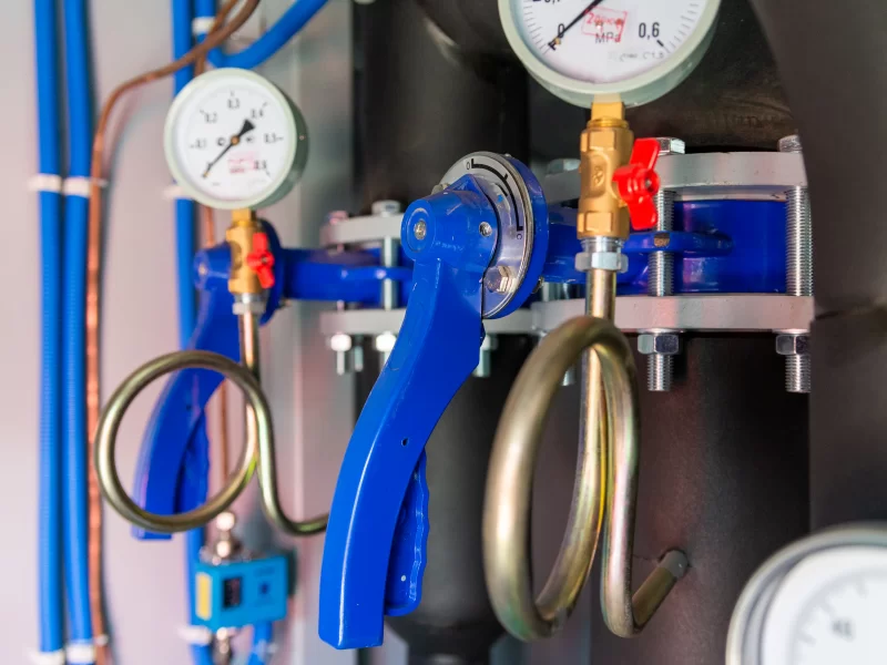 Промышленное оборудование: манометры, клапаны и трубы