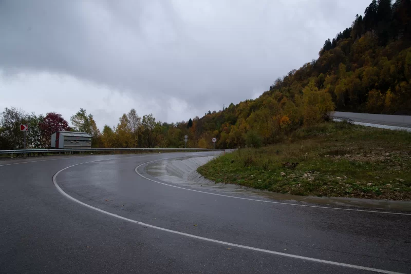 Осенний изгиб дороги в облачной Адыгее