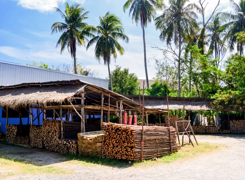 Хранилище бамбука и древесины в тропическом поселке