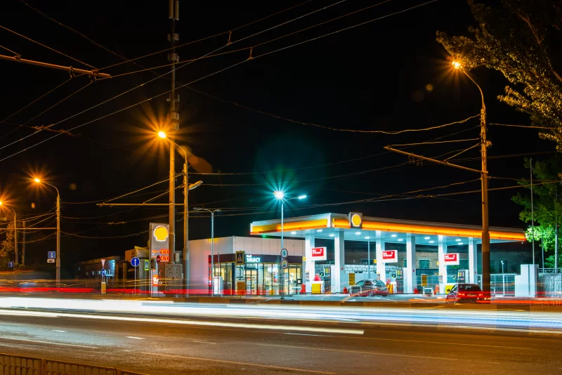 Топливо и АЗС Shell ночью