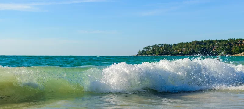 Мощные морские волны на тропическом пляже