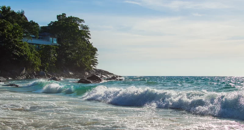 Волны на побережье тропического острова